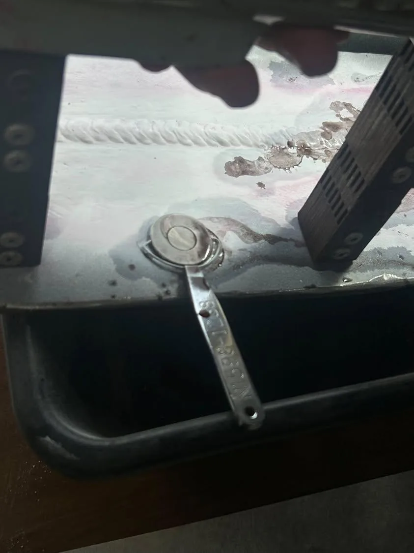 Detalhe do ensaio por partículas magnéticas no cordão de solda